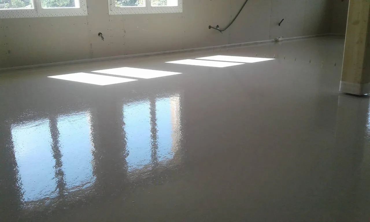 Chape fraîche reflet fenêtres lumière naturelle